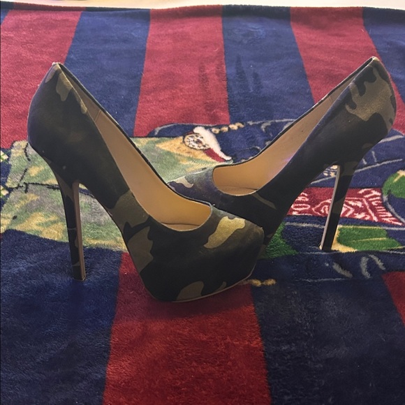 Steve Madden Camouflage Platform Heels - Picture 1 of 5